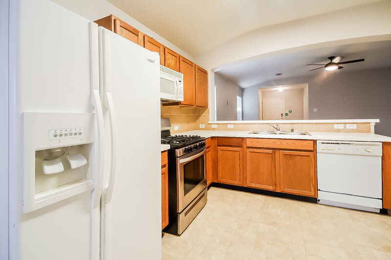 2,780/Mo, 8719 Sunset Pond Dr Tomball, TX 77375 Kitchen View 2