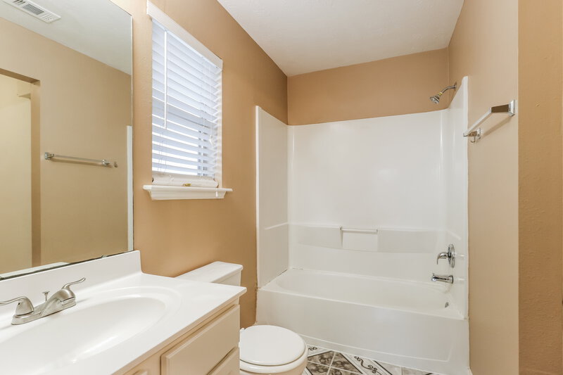 1,755/Mo, 11839 Rolling Stream Dr Tomball, TX 77375 Main Bathroom View