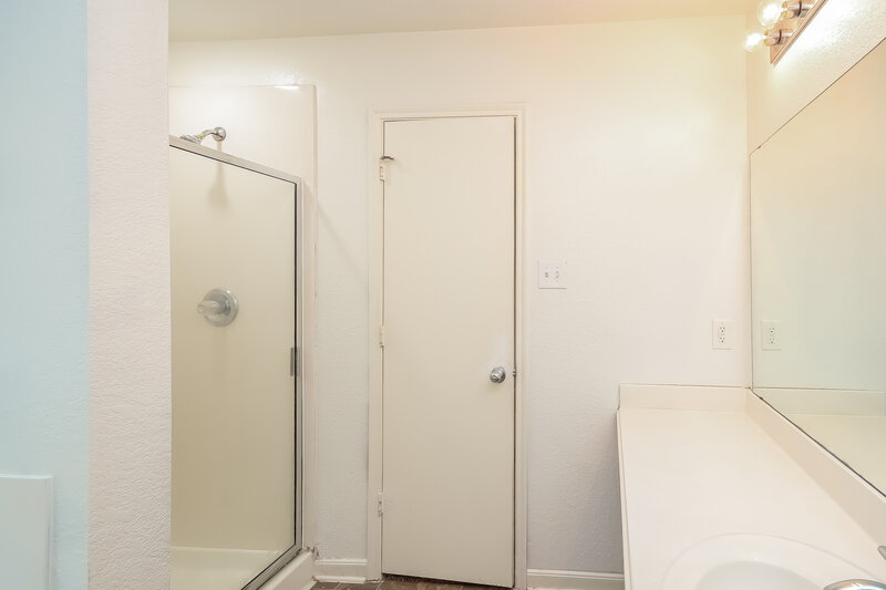 2,280/Mo, 15523 Bartlett Pear Ct Houston, TX 77049 Main Bathroom View