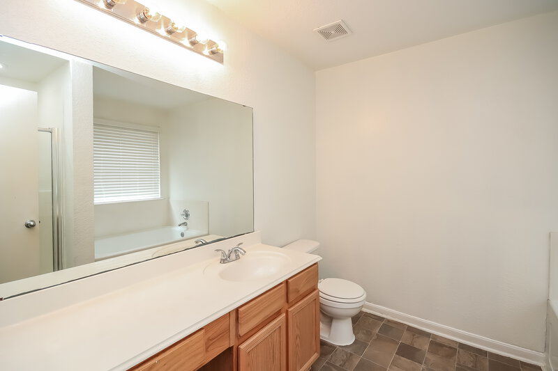 2,280/Mo, 15523 Bartlett Pear Ct Houston, TX 77049 Main Bathroom View 2
