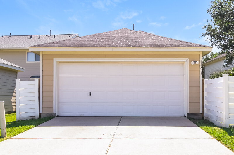 1,865/Mo, 11823 Princess Garden Way Houston, TX 77047 Garage View
