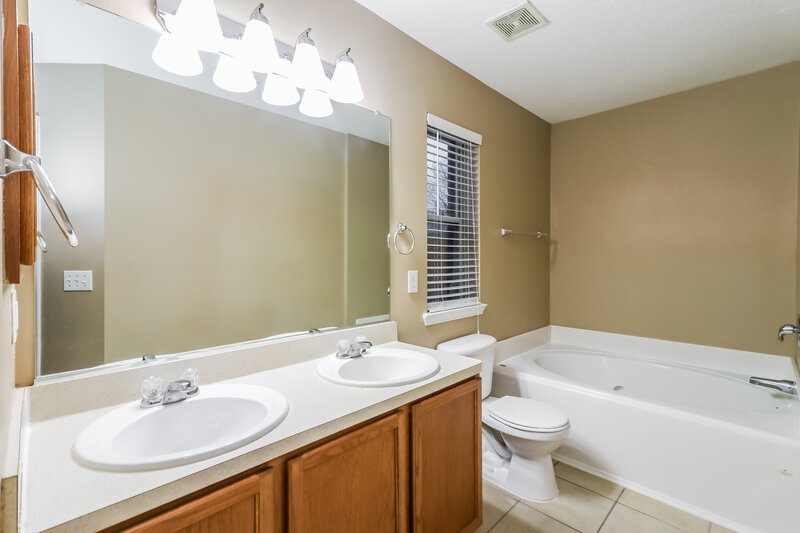 1,865/Mo, 5807 Baldwin Elm St Richmond, TX 77407 Main Bathroom View