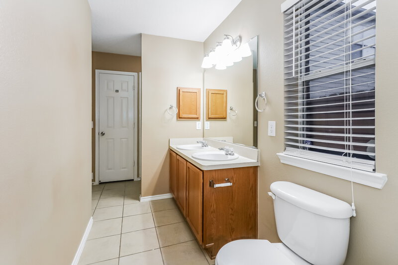 1,865/Mo, 5807 Baldwin Elm St Richmond, TX 77407 Main Bathroom View 2