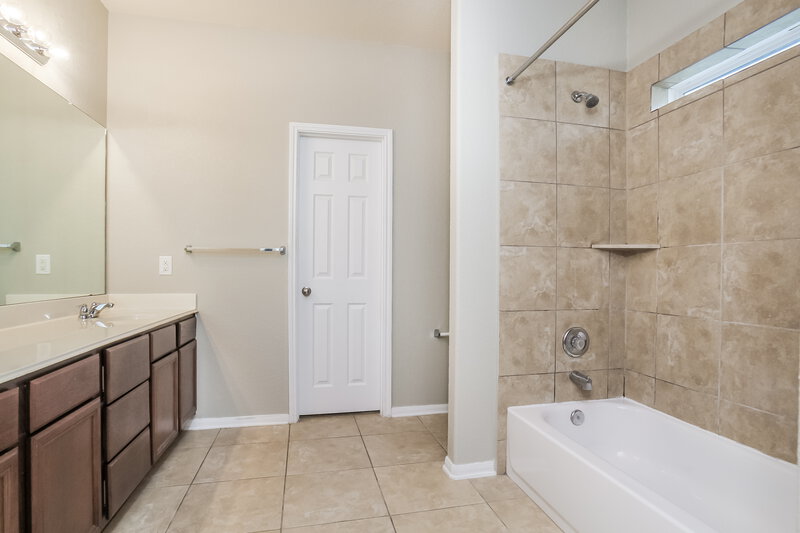 2,000/Mo, 18031 Seco Creek Ln Humble, TX 77396 Main Bathroom View