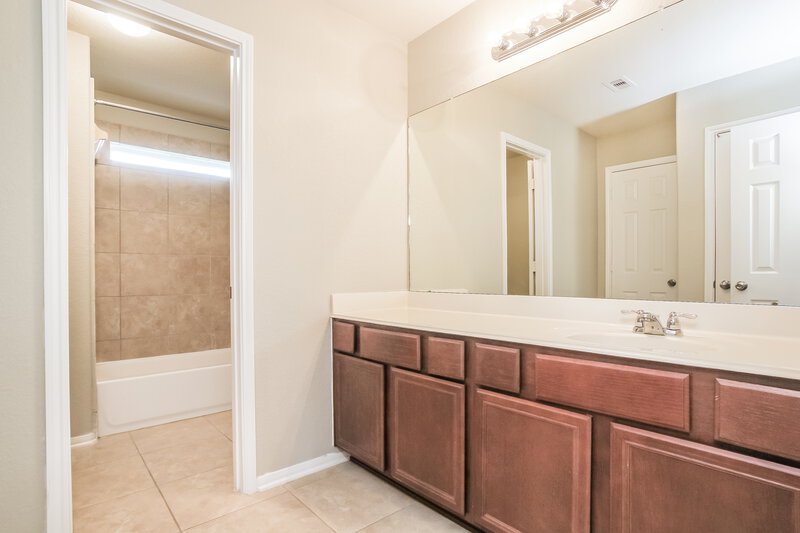 2,000/Mo, 18031 Seco Creek Ln Humble, TX 77396 Bathroom View 2