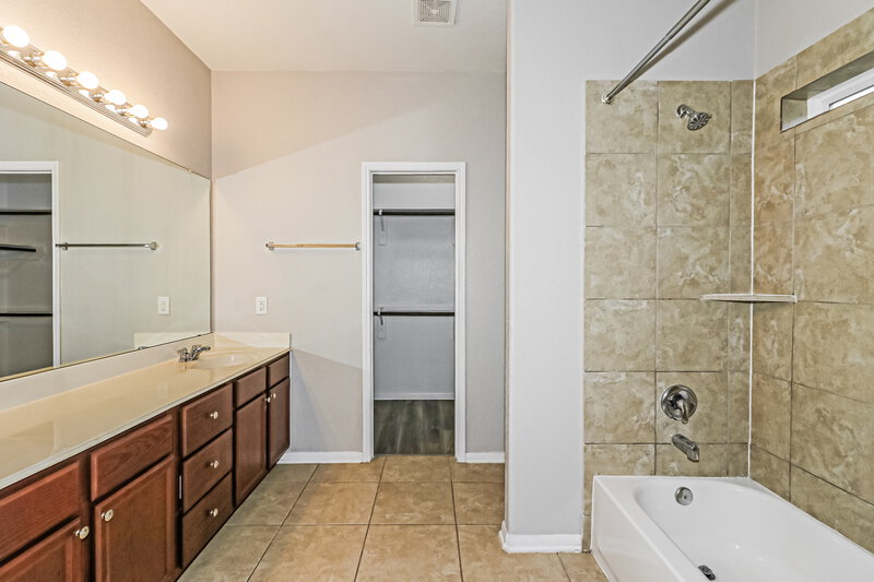 2,155/Mo, 17818 Aveleigh Ln Humble, TX 77396 Main Bathroom View 2