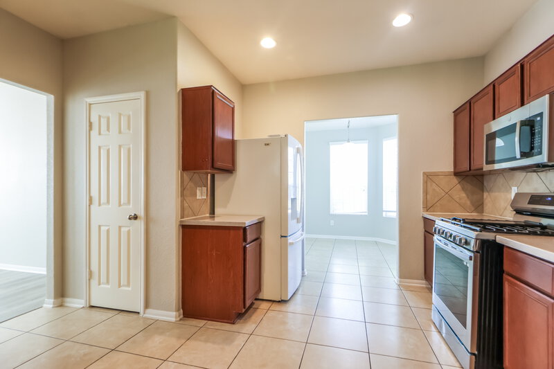 2,355/Mo, 10438 Fire Sage Dr Humble, TX 77396 Kitchen View