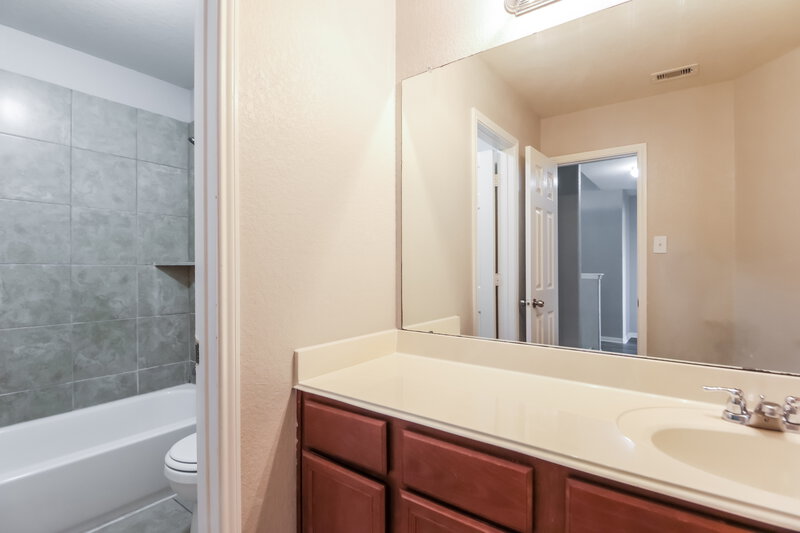 2,355/Mo, 10438 Fire Sage Dr Humble, TX 77396 Bathroom View