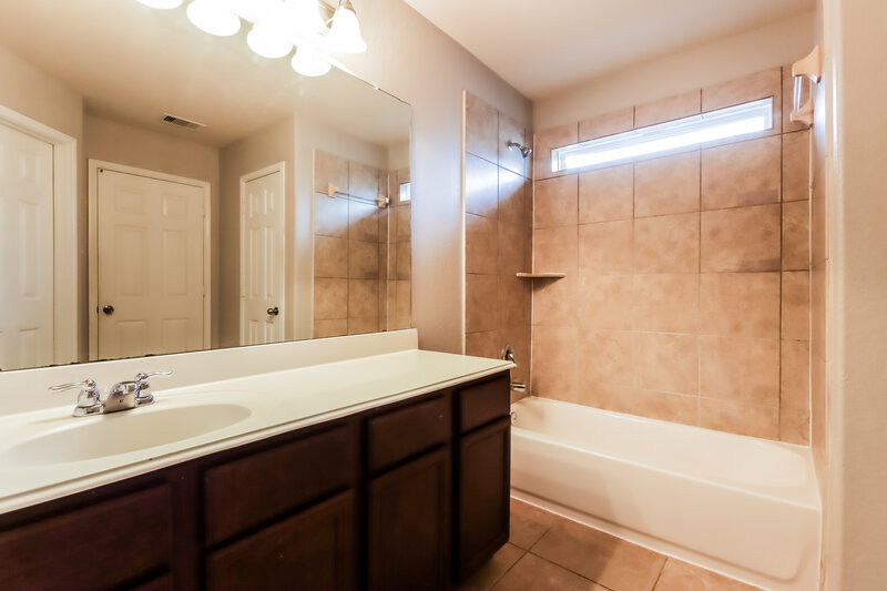 2,290/Mo, 10454 Fire Sage Dr Humble, TX 77396 Main Bathroom View