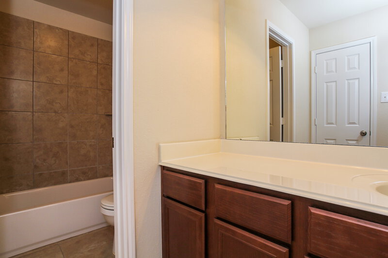 2,150/Mo, 10462 Fire Sage Dr Humble, TX 77396 Master Bathroom View 2
