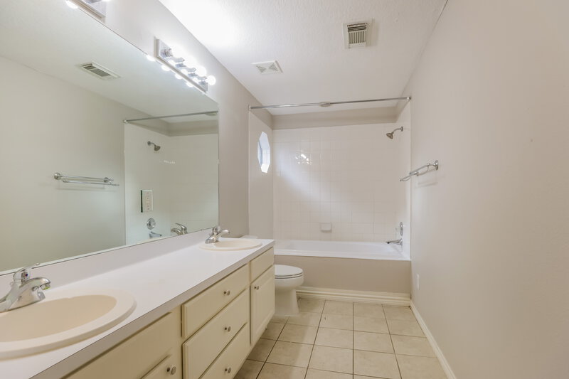 1,595/Mo, 13208 Lake Breeze Ln Willis, TX 77318 Main Bathroom View