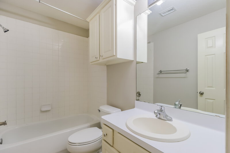 1,595/Mo, 13208 Lake Breeze Ln Willis, TX 77318 Bathroom View
