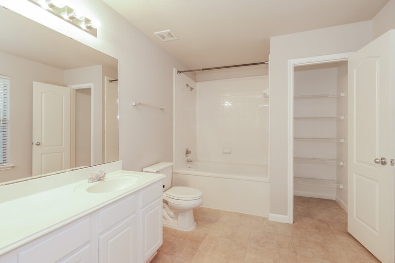 2,120/Mo, 6403 Misty Brook Bend Ct Spring, TX 77379 Main Bathroom View