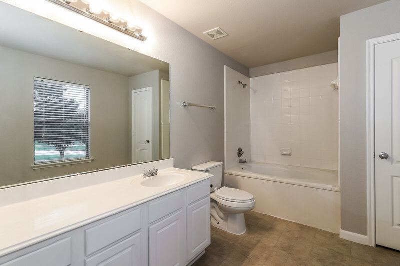 2,320/Mo, 6403 Misty Brook Bend Ct Spring, TX 77379 Main Bathroom View