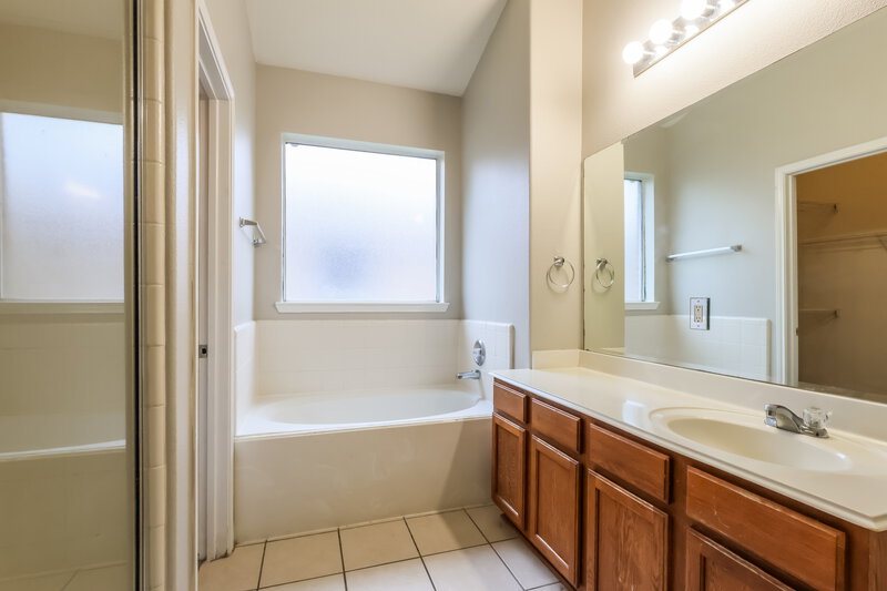 1,950/Mo, 15538 Anton Dr Cypress, TX 77429 Main Bathroom View