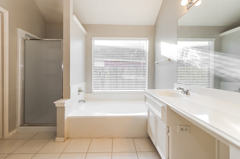 1,940/Mo, 2531 Bisbane Dr Houston, TX 77014 Main Bathroom View