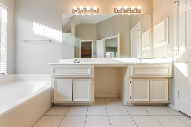 1,940/Mo, 2531 Bisbane Dr Houston, TX 77014 Main Bathroom View 2