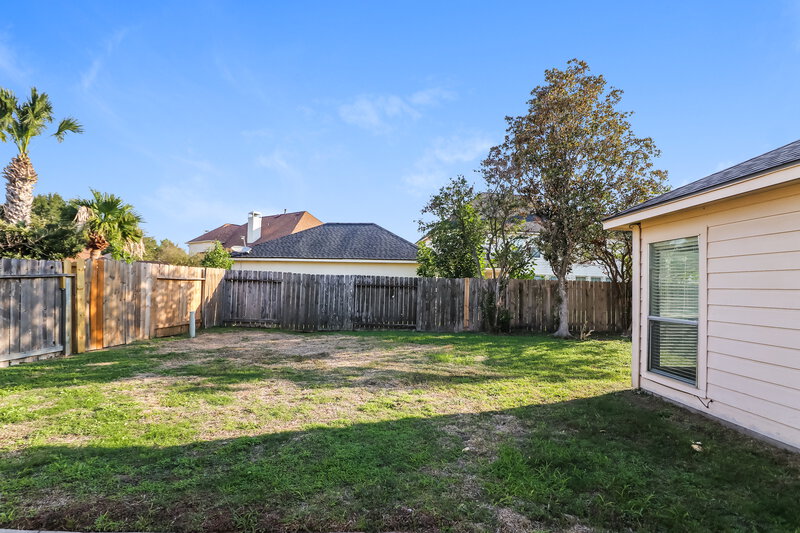 1,940/Mo, 2531 Bisbane Dr Houston, TX 77014 Backyard View