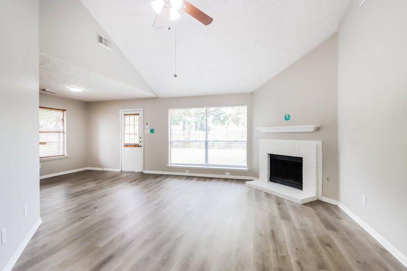 0/Mo, 3910 Oaktrace Dr Humble, TX 77396 Living Room View