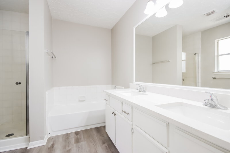 0/Mo, 3910 Oaktrace Dr Humble, TX 77396 Main Bathroom View