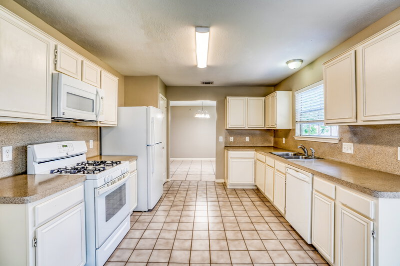 1,930/Mo, 8206 Holmwood Dr Houston, TX 77040 Kitchen View 2