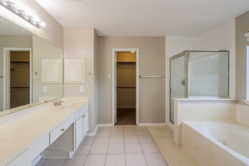 1,925/Mo, 8206 Holmwood Dr Houston, TX 77040 Main Bathroom View