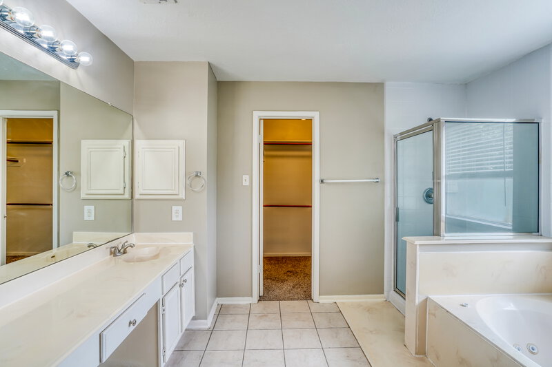 1,930/Mo, 8206 Holmwood Dr Houston, TX 77040 Main Bathroom View