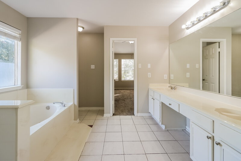 1,925/Mo, 8206 Holmwood Dr Houston, TX 77040 Main Bathroom View 2
