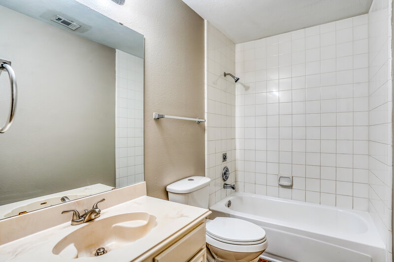 1,930/Mo, 8206 Holmwood Dr Houston, TX 77040 Bathroom View