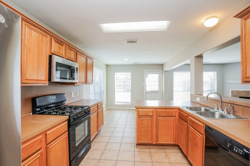 2,115/Mo, 12910 Hunters Field Ln Houston, TX 77044 Kitchen View 2