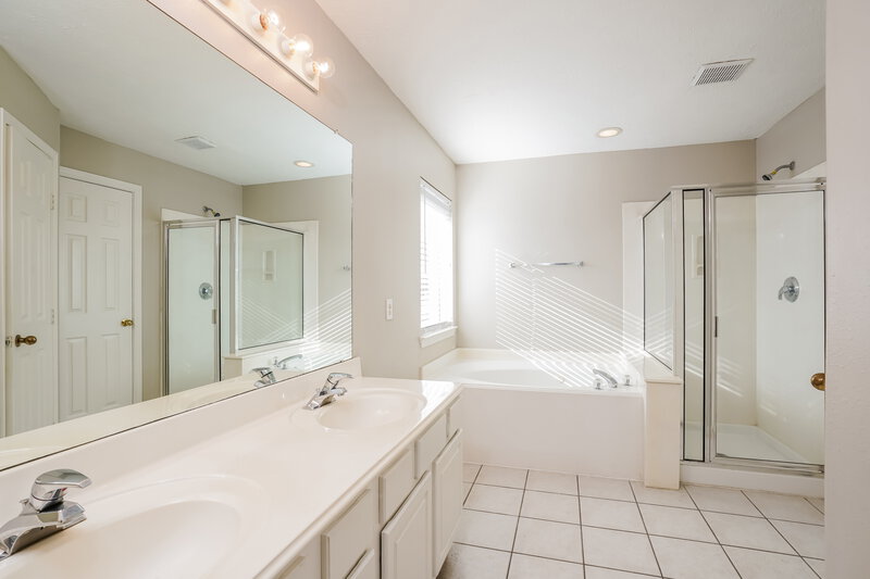 2,115/Mo, 12910 Hunters Field Ln Houston, TX 77044 Main Bathroom View