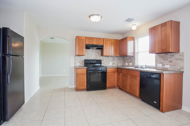 2,015/Mo, 13010 Kingston Point Ln Houston, TX 77047 Kitchen View