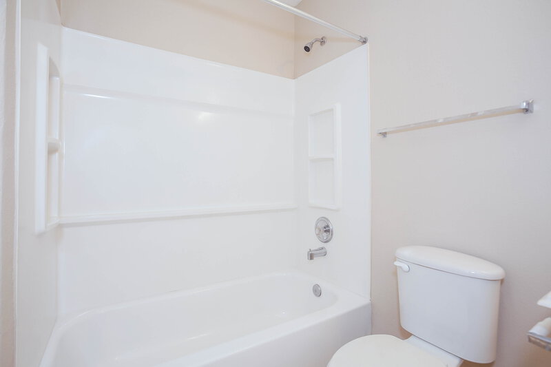 2,015/Mo, 13010 Kingston Point Ln Houston, TX 77047 Bathroom View