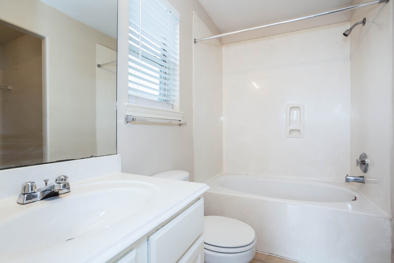 2,015/Mo, 13010 Kingston Point Ln Houston, TX 77047 Bathroom View 2