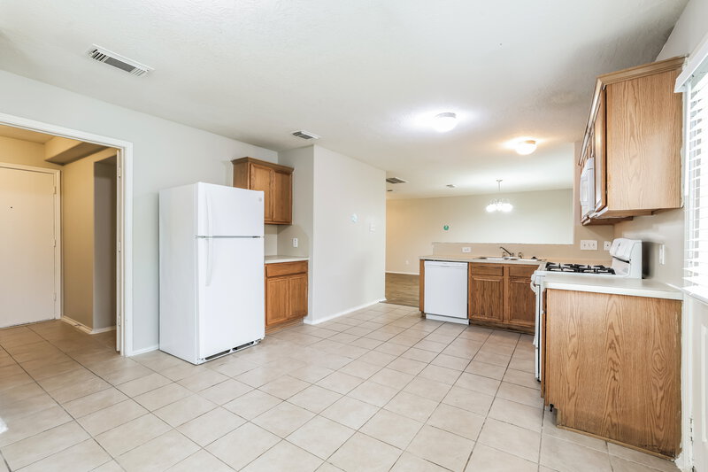 2,210/Mo, 13146 Cutler Ridge Ln Houston, TX 77044 Kitchen View 2