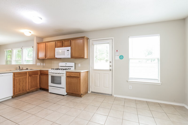 2,210/Mo, 13146 Cutler Ridge Ln Houston, TX 77044 Kitchen View 3