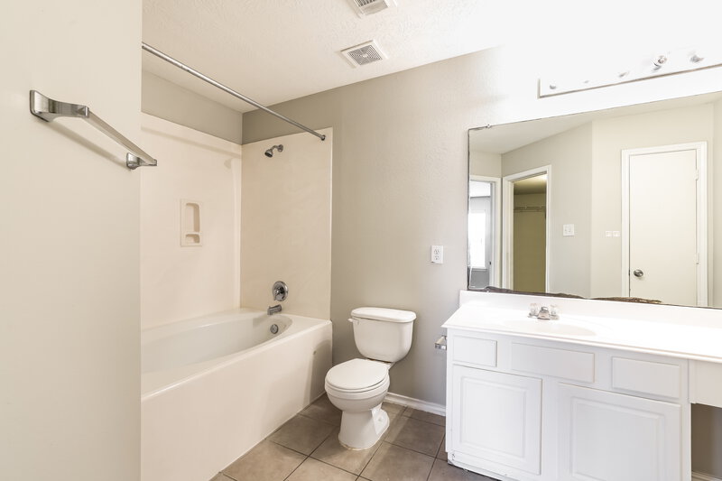 2,210/Mo, 13146 Cutler Ridge Ln Houston, TX 77044 Main Bathroom View