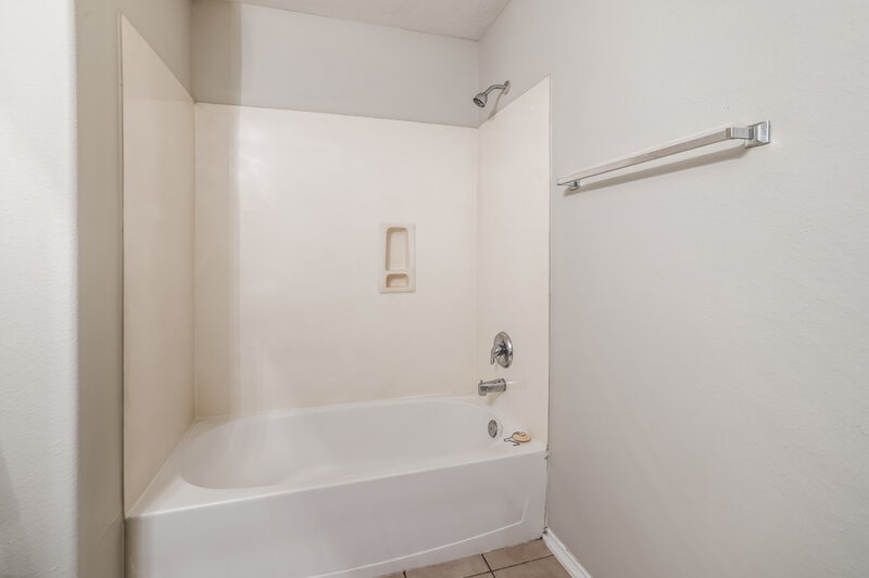2,210/Mo, 13146 Cutler Ridge Ln Houston, TX 77044 Main Bathroom View 2
