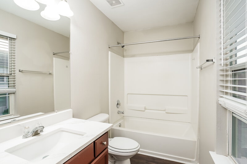 1,765/Mo, 20627 Sycamore Crest Ln Katy, TX 77449 Bathroom View