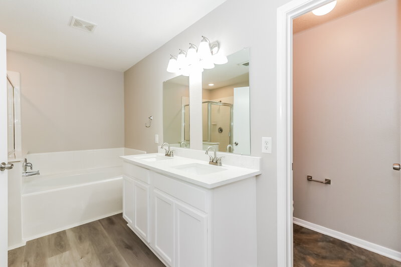 2,200/Mo, 19202 Buckeye Ridge Way Houston, TX 77084 Main Bathroom View