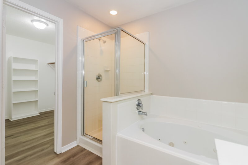 2,200/Mo, 19202 Buckeye Ridge Way Houston, TX 77084 Main Bathroom View 2