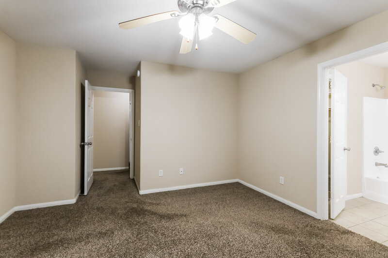 1,450/Mo, 131 Golfview Dr Montgomery, TX 77356 Main Bedroom View 2