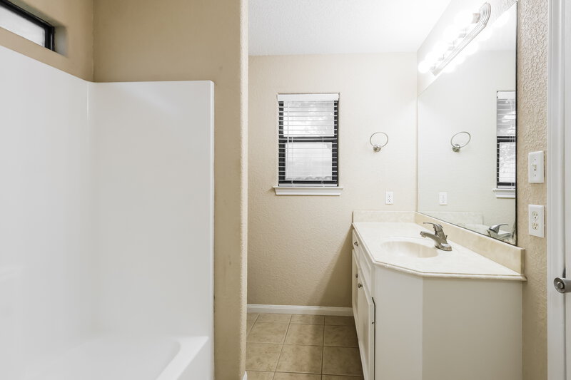 1,450/Mo, 131 Golfview Dr Montgomery, TX 77356 Bathroom View