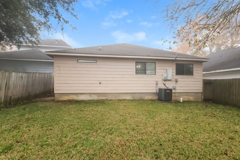 1,450/Mo, 131 Golfview Dr Montgomery, TX 77356 Rear View