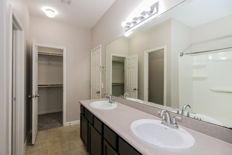 2,040/Mo, 13054 Rose Landing Dr Houston, TX 77070 Main Bathroom View