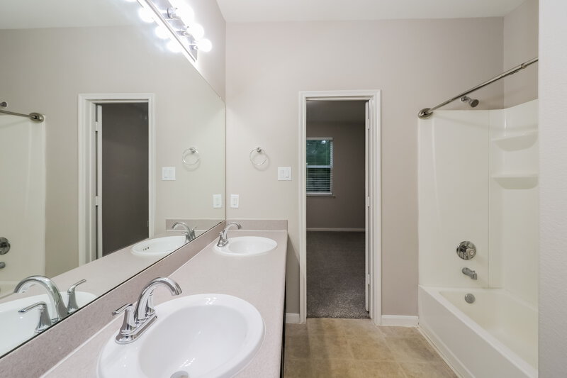 2,040/Mo, 13054 Rose Landing Dr Houston, TX 77070 Main Bathroom View 2