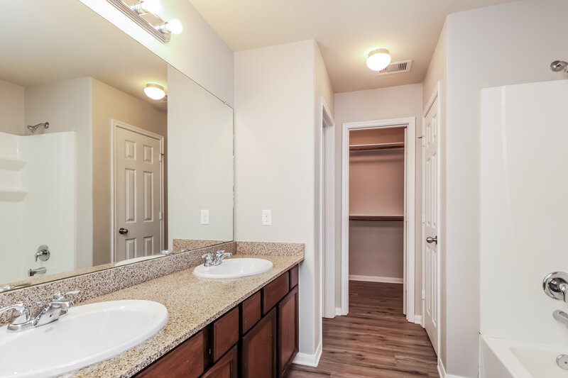 2,200/Mo, 9442 Green Mills Dr Houston, TX 77070 Main Bathroom View