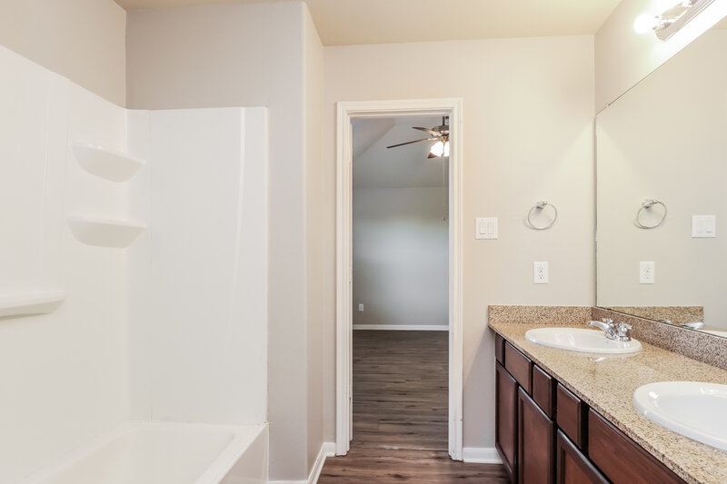 2,200/Mo, 9442 Green Mills Dr Houston, TX 77070 Main Bathroom View 2