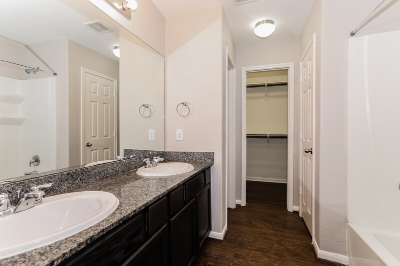 2,140/Mo, 13042 Rose Landing Dr Houston, TX 77070 Main Bathroom View