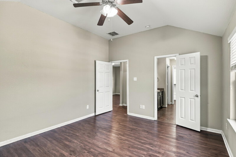 2,040/Mo, 13042 Rose Landing Dr Houston, TX 77070 Primary Bedroom View 2